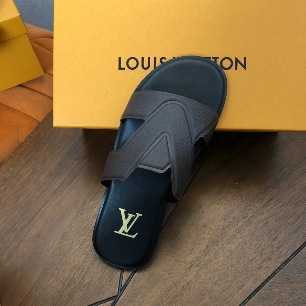 Factory price: 270💰LV counters are selling new brand luxury men's slippers, casual, loose and comfortable. The must-have model in the picture above [Happy][Happy], multiple colors available Size: 38-44, customized 45